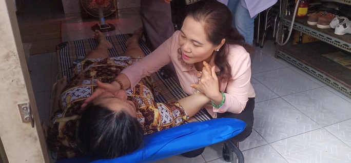 CLIP: Bí thư Nguyễn Thiện Nhân nắm chặt tay cha cháu bé bị phượng vĩ đè tử vong - Ảnh 4. CLIP: Bí thư Nguyễn Thiện Nhân nắm chặt tay cha cháu bé bị phượng vĩ đè tử vong - Ảnh 4.