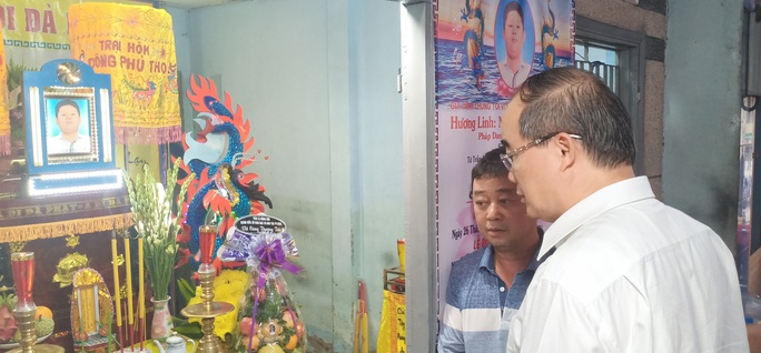 CLIP: Bí thư Nguyễn Thiện Nhân nắm chặt tay cha cháu bé bị phượng vĩ đè tử vong - Ảnh 1. CLIP: Bí thư Nguyễn Thiện Nhân nắm chặt tay cha cháu bé bị phượng vĩ đè tử vong - Ảnh 1.