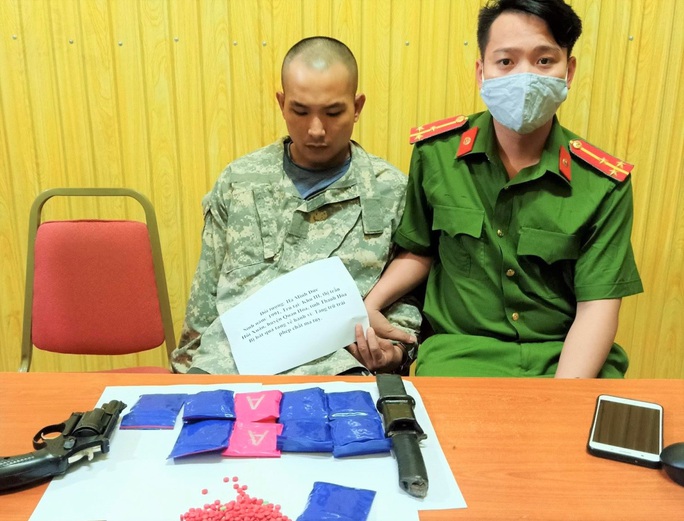 Bắt kẻ ôm gần 2.000 viên ma túy, có súng ngắn và dao nhọn trong người - Ảnh 1.
