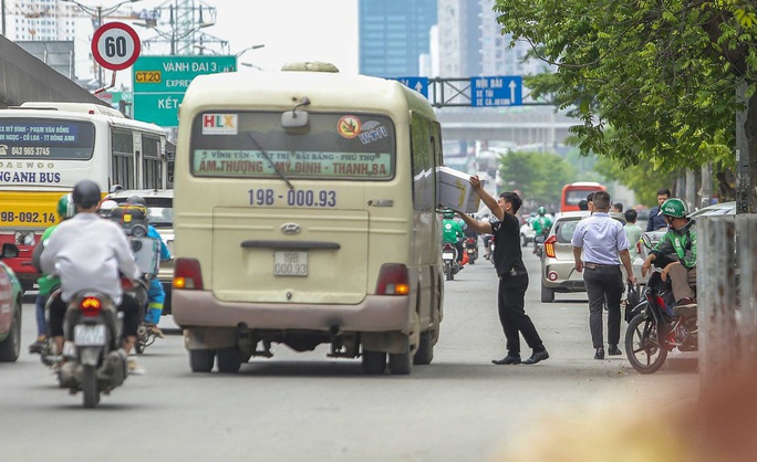 Xe khách vô tư tạt đầu, chạy rùa bò đón khách dọc đường - Ảnh 11.