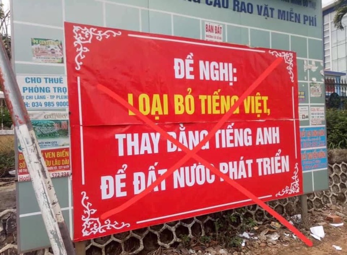 Treo băng rôn đề nghị loại bỏ tiếng Việt, 1 cựu giáo viên bị công an mời lên làm việc - Ảnh 1.