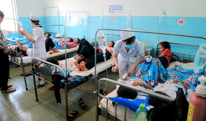 135 học sinh nhập viện sau khi ăn bánh mì từ thiện tại trường  - Ảnh 1.