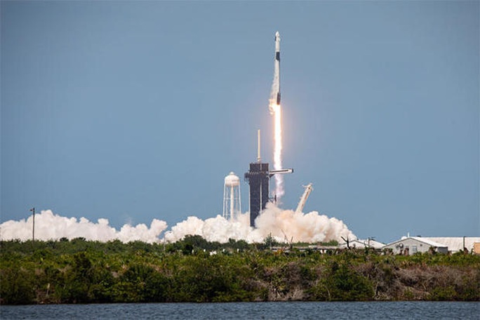 SpaceX đưa phi hành gia vào vũ trụ, Mỹ sắp thoát cảnh quá giang Nga? - Ảnh 1.