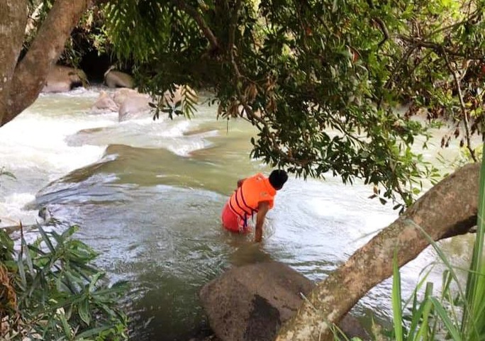 Lũ bất ngờ trên sông Đồng Nai khiến nhóm 10 người đang chơi thác gặp nạn - Ảnh 2.