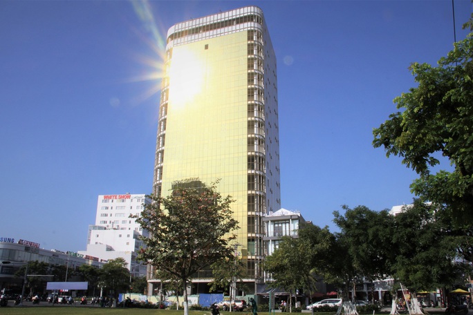 Đà Nẵng: Cao ốc gây chói mắt lắp kính sai phương án kiến trúc - Ảnh 1. Đà Nẵng: Cao ốc gây chói mắt lắp kính sai phương án kiến trúc - Ảnh 1.