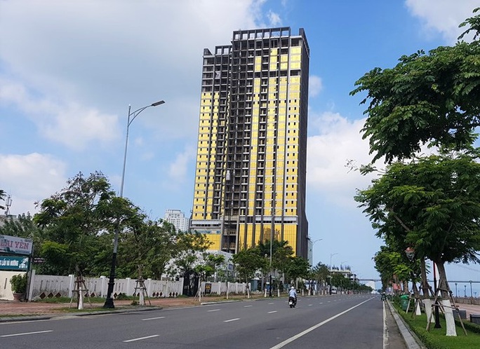 Đà Nẵng: Cao ốc gây chói mắt lắp kính sai phương án kiến trúc - Ảnh 3. Đà Nẵng: Cao ốc gây chói mắt lắp kính sai phương án kiến trúc - Ảnh 3.