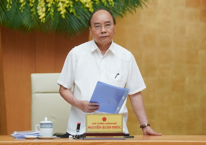 Thủ tướng: Vào lớp vừa đội mũ bảo hộ, vừa đeo khẩu trang thì sao học được - Ảnh 1. Thủ tướng: Vào lớp vừa đội mũ bảo hộ, vừa đeo khẩu trang thì sao học được - Ảnh 1.