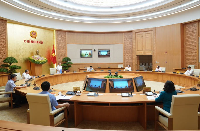 Thủ tướng: Vào lớp vừa đội mũ bảo hộ, vừa đeo khẩu trang thì sao học được - Ảnh 2. Thủ tướng: Vào lớp vừa đội mũ bảo hộ, vừa đeo khẩu trang thì sao học được - Ảnh 2.
