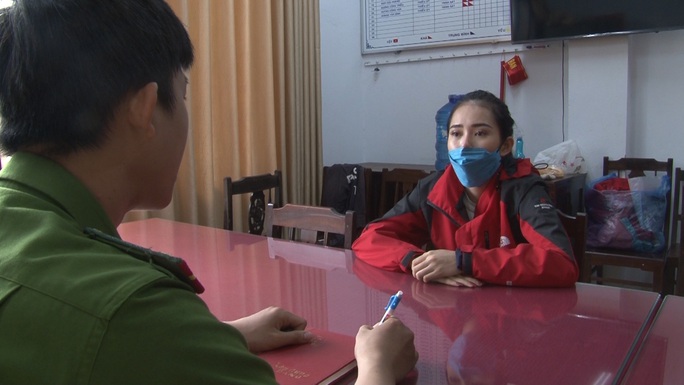 Bắt cô gái tàng trữ hàng chục gói ny - lông đựng ma túy - Ảnh 1.