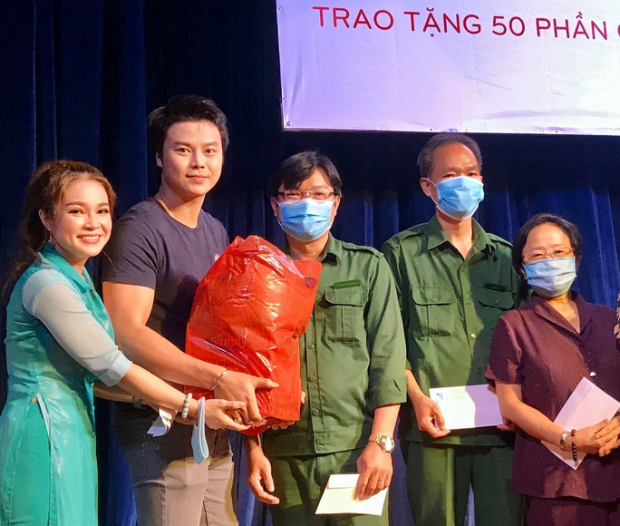 Nghệ sĩ Võ Minh Lâm xúc động trao quà công nhân sân khấu tại Nhà hát Trần Hữu Trang - Ảnh 1.