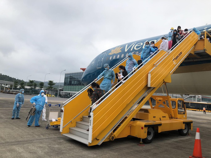Đưa 276 công dân Việt Nam từ Canada về nước - Ảnh 10.