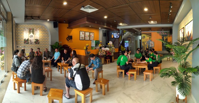 Cà phê Ông Bầu khai trương cửa hàng đầu tiên tại Hà Nội  - Ảnh 2.