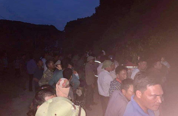 Rất đông người dân có mặt tại khu vực phát hiện thi thể cháu Đ.