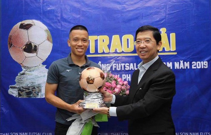 Hết cách ly, Phạm Đức Hòa long trọng nhận danh hiệu Quả bóng Đồng 2019 - Ảnh 2.