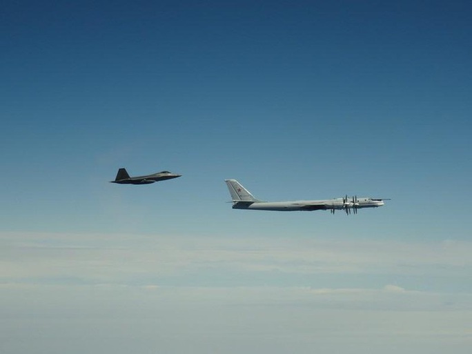 Mỹ điều động tiêm kích F-22 chặn “quái vật ném bom” của Nga gần Alaska  - Ảnh 1.