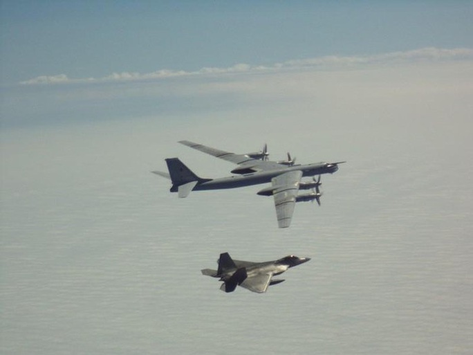 Mỹ điều động tiêm kích F-22 chặn “quái vật ném bom” của Nga gần Alaska  - Ảnh 2.