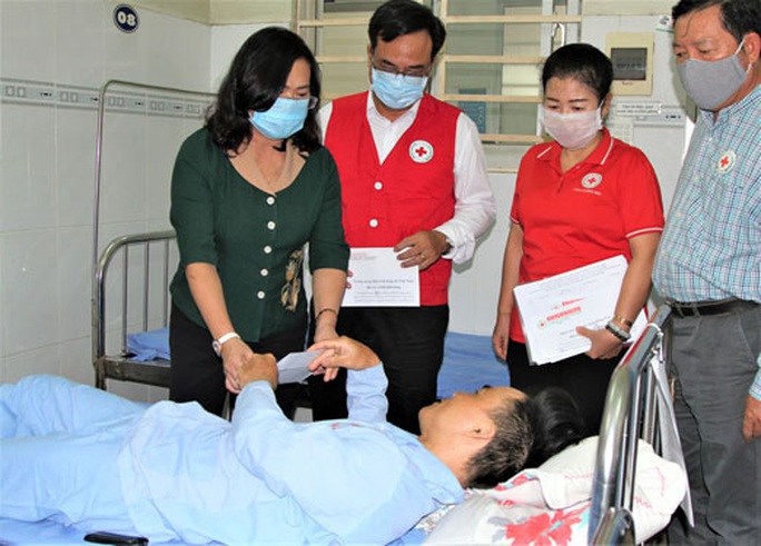 Đồng Nai: Tặng quà công nhân bị tai nạn lao động - Ảnh 1. Đồng Nai: Tặng quà công nhân bị tai nạn lao động - Ảnh 1.