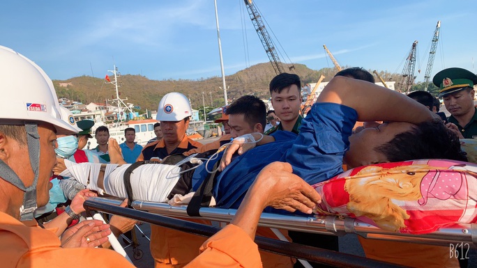 Cứu 1 ngư dân Quảng Ngãi nguy kịch ở ngư trường Trường Sa - Ảnh 3. Cứu 1 ngư dân Quảng Ngãi nguy kịch ở ngư trường Trường Sa - Ảnh 3.