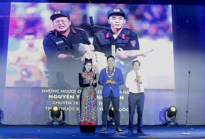 Nhiều tác phẩm đoạt giải Khoảnh khắc báo chí 2019 - Ảnh 2. Nhiều tác phẩm đoạt giải Khoảnh khắc báo chí 2019 - Ảnh 2.