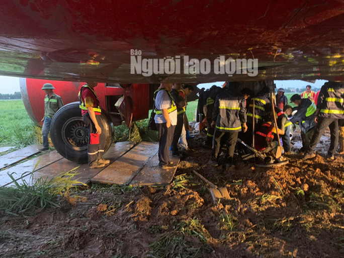 Giải cứu máy bay trượt khỏi đường băng ở Tân Sơn Nhất - Ảnh 4.