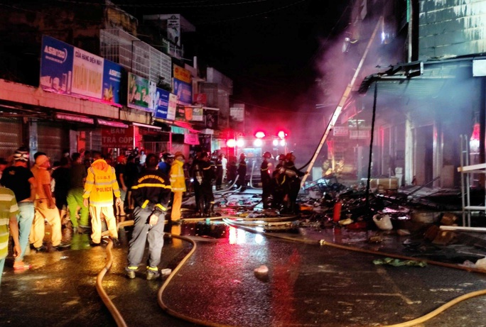 Hỏa hoạn thiêu rụi 2 cửa hàng gần chợ lúc nửa đêm - Ảnh 2.