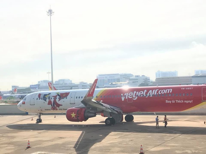Máy bay trượt khỏi đường băng Tân Sơn Nhất: Vietjet lên tiếng xin lỗi - Ảnh 1.