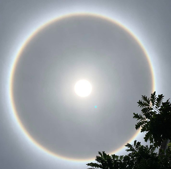 Bà Rịa-Vũng Tàu: Nhiều người thích thú với quầng sáng bao quanh mặt trời - Ảnh 3. Bà Rịa-Vũng Tàu: Nhiều người thích thú với quầng sáng bao quanh mặt trời - Ảnh 3.