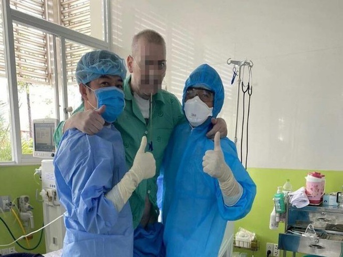 Phi công người Anh đã tự bước đi, Việt Nam có thêm 3 ca Covid-19 - Ảnh 1.