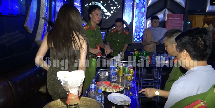 Hải Dương: Bắt giữ hơn 100 đối tượng sử dụng trái phép chất ma túy tại hai quán bar, karaoke  - Ảnh 3.