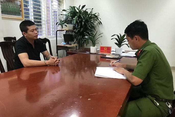 Nghi phạm cướp tiệm vàng bị bắt khi đang trốn cùng bạn gái - Ảnh 1.