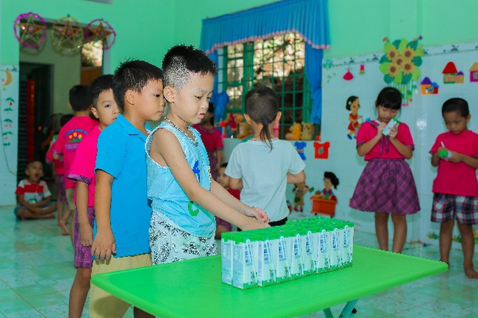 Vinamilk mang niềm vui uống sữa đến với trẻ em Hà Nội thông qua Quỹ sữa Vươn cao Việt Nam  - Ảnh 12.