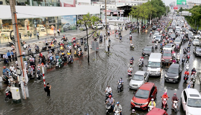 TP HCM: Ngập nước lại kẹt xe, hàng ngàn người bơ phờ - Ảnh 4.