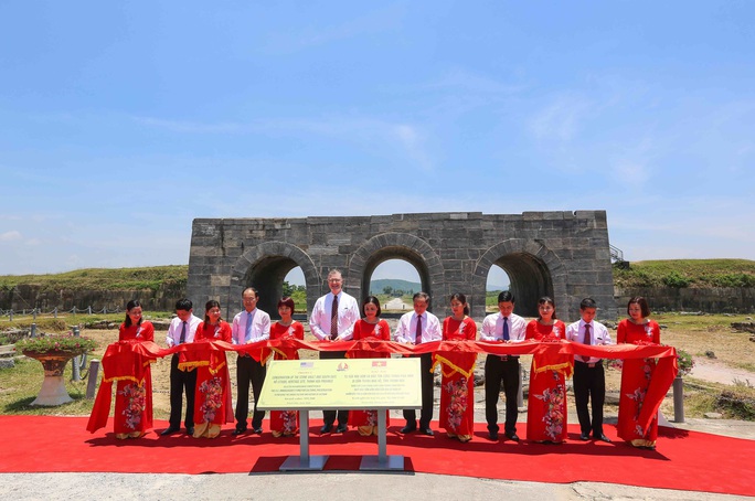 Đại sứ Mỹ thăm cầu Hàm Rồng cùng cựu chiến binh Việt Nam - Ảnh 3. Đại sứ Mỹ thăm cầu Hàm Rồng cùng cựu chiến binh Việt Nam - Ảnh 3.