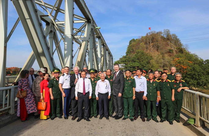 Đại sứ Mỹ thăm cầu Hàm Rồng cùng cựu chiến binh Việt Nam - Ảnh 2. Đại sứ Mỹ thăm cầu Hàm Rồng cùng cựu chiến binh Việt Nam - Ảnh 2.