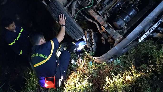 Lực lượng chức năng cứu nạn. Ảnh B.N