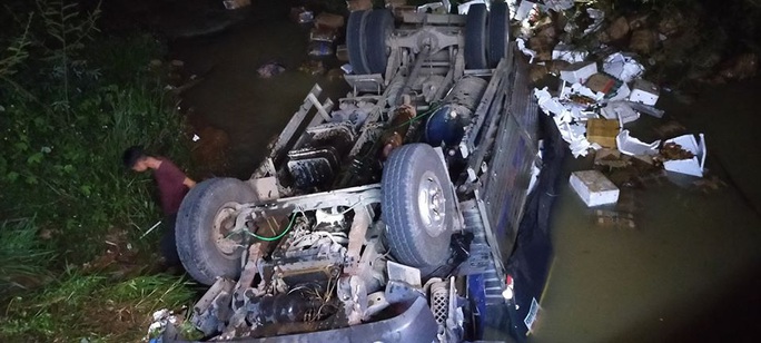 Chiếc xe tải lật ngửa. Ảnh B.N