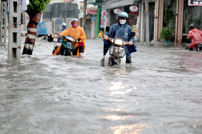 TP HCM: Ngập kinh hãi ở quận Thủ Đức, nước chảy xiết xô ngã cả xe máy - Ảnh 8.
