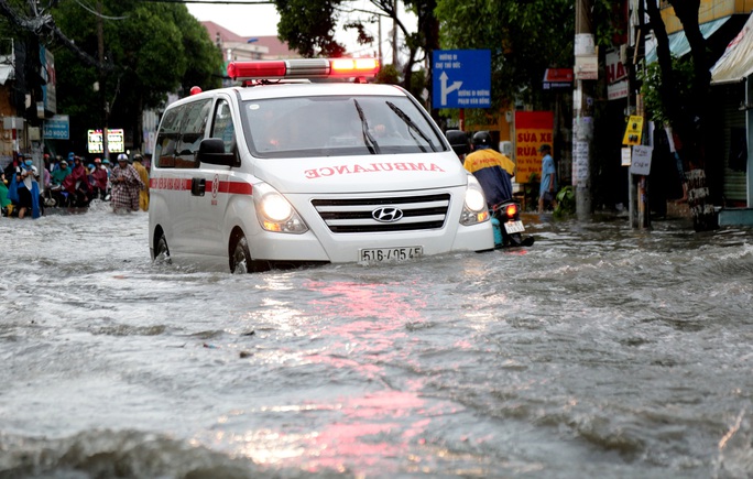 TP HCM: Ngập kinh hãi ở quận Thủ Đức, nước chảy xiết xô ngã cả xe máy - Ảnh 3.