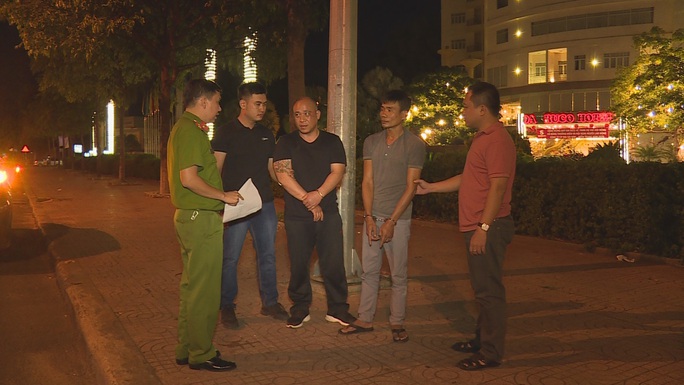 Triệt phá băng nhóm chuyên dàn cảnh bắt khách để móc túi - Ảnh 1.