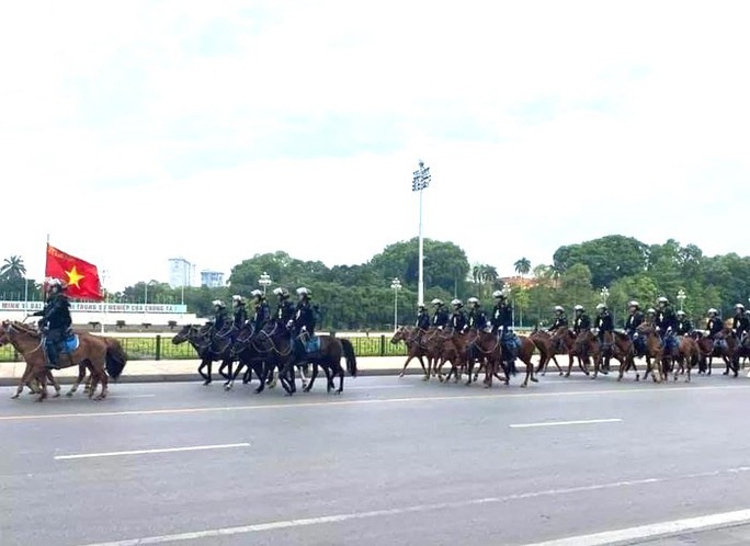 Sáng 8-6, kỵ binh Cảnh sát cơ động diễu hành tại đường Độc Lập - Ảnh 1.