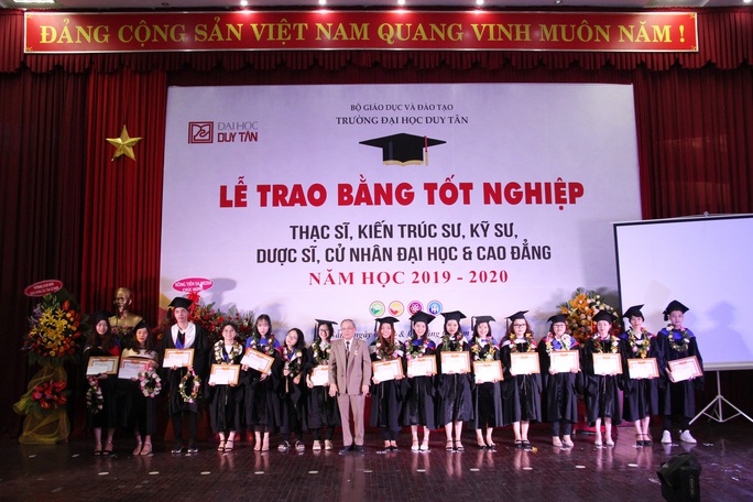 Trường ĐH Duy Tân: Trao bằng tốt nghiệp cho 281 Thạc sĩ - Ảnh 1.
