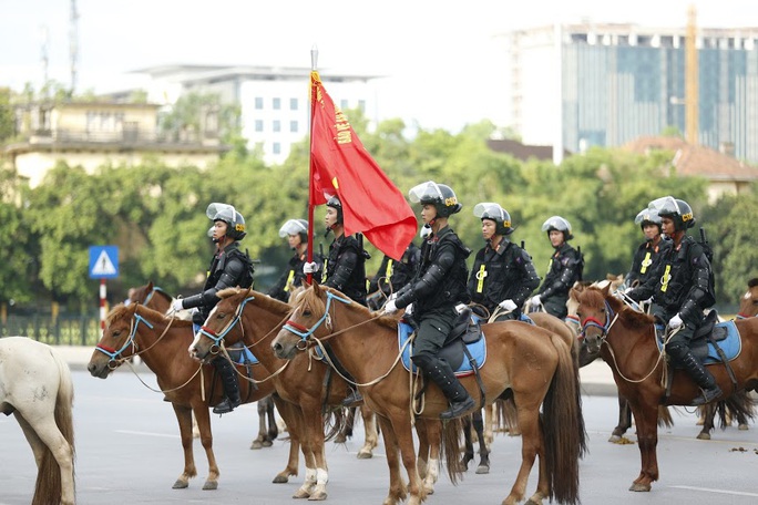 Thủ tướng và Chủ tịch Quốc hội dự Lễ ra mắt Đoàn Cảnh sát cơ động Kỵ binh - Ảnh 11.