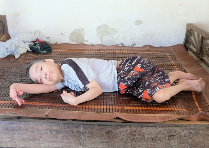Người bị liệt tứ chi được xã cho “thoát nghèo”: Làm vậy nhẫn tâm lắm!   - Ảnh 1.