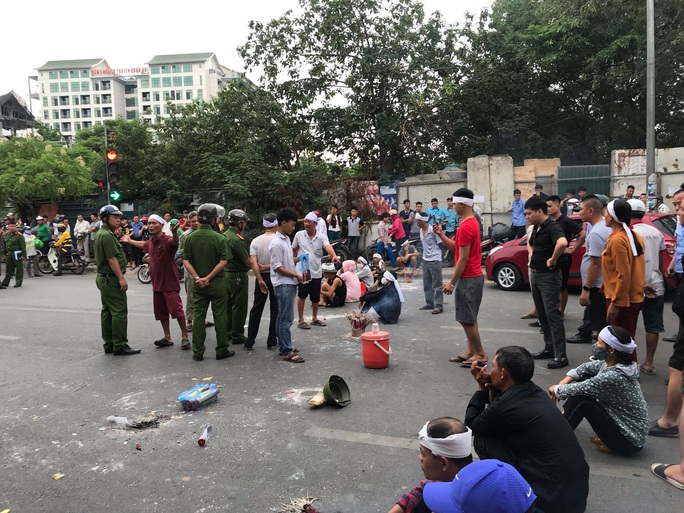 Hàng chục người mang di ảnh người thân bị tai nạn giao thông ngồi dàn hàng ngang ra đường - Ảnh 3.