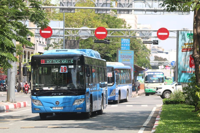 TP HCM: Theo dõi xe buýt chạy trên điện thoại và sắp có buýt mini - Ảnh 1.