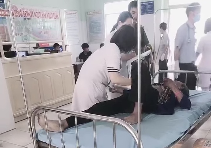 Xe khách lao xuống vực, ít nhất 6 người chết, hàng chục người bị thương - Ảnh 1. Xe khách lao xuống vực, ít nhất 6 người chết, hàng chục người bị thương - Ảnh 1.