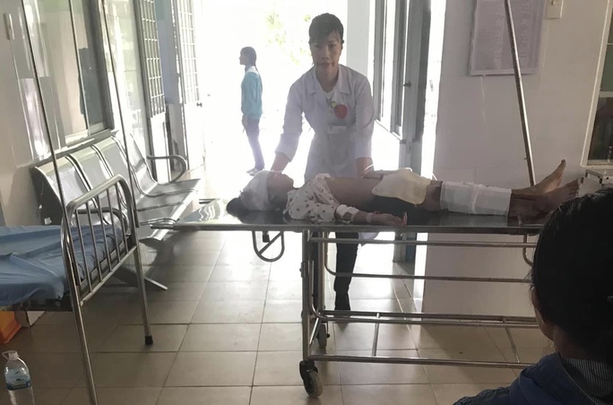 Xe khách lao xuống vực, ít nhất 6 người chết, hàng chục người bị thương - Ảnh 2. Xe khách lao xuống vực, ít nhất 6 người chết, hàng chục người bị thương - Ảnh 2.