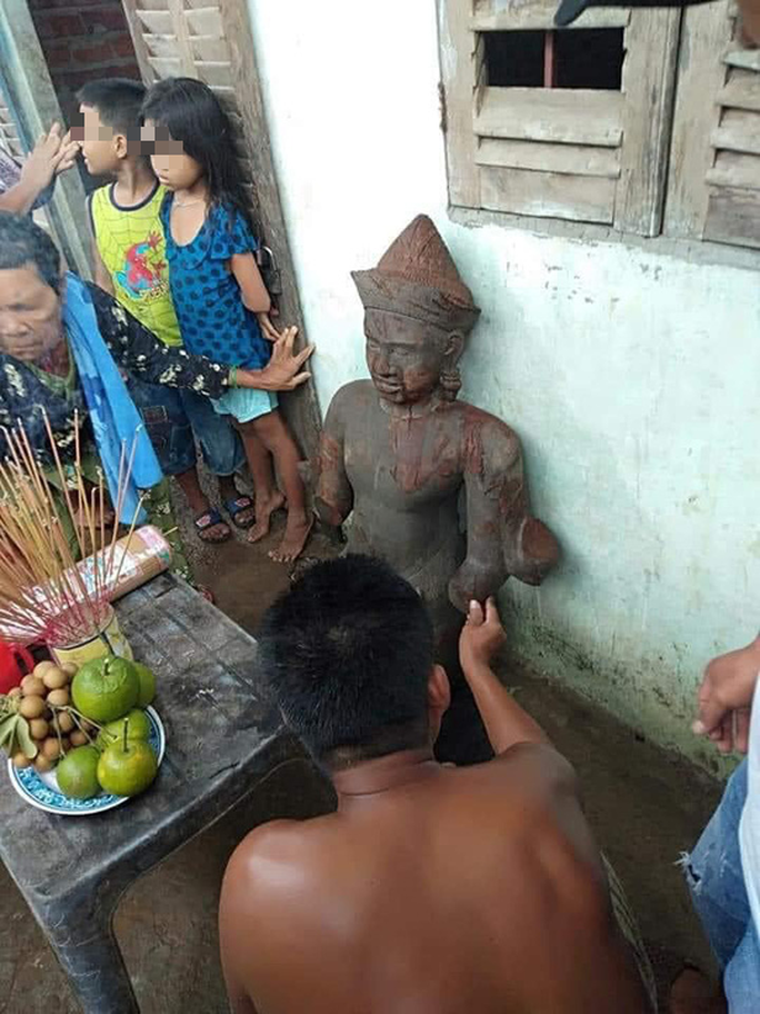 Nhiều người kéo nhau đi… lạy bức tượng đá gãy tay, chân - Ảnh 3.