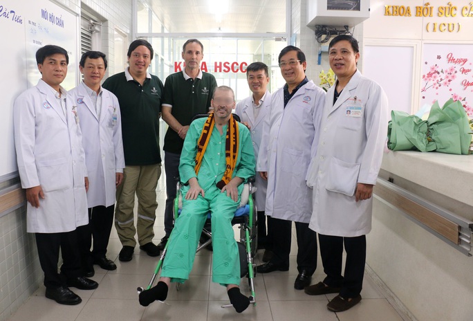 CDC Mỹ chúc mừng Bệnh viện Chợ Rẫy điều trị thành công phi công người Anh - Ảnh 1.