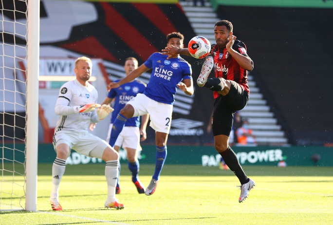 Leicester thua ngỡ ngàng Bournemouth, Man United được tiếp sức vào Top 3 - Ảnh 1.